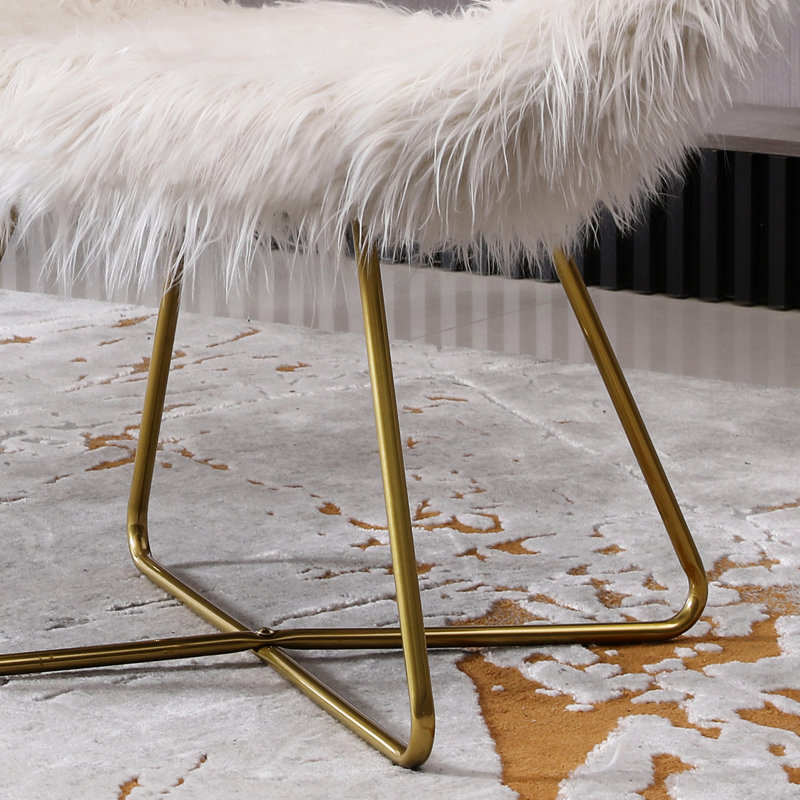 Chaise moderne en fausse fourrure blanche avec coussin - structure de traîneau dorée, protecteur de plancher, aspect élégant, siège rembourré Scratch-Flair et garde-corps en métal