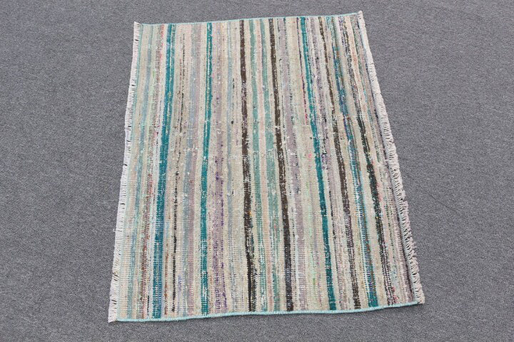 Petit tapis turc anatolien rétro parfait pour une décoration murale de chambre d'enfant bohémienne