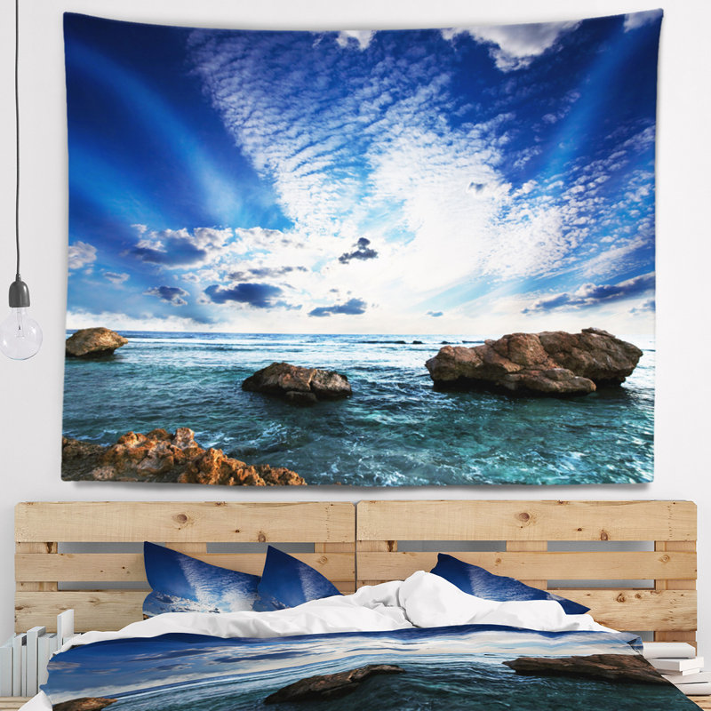 Tapisserie Rocky Beach avec nuages blancs, H 32 po x l 39 po