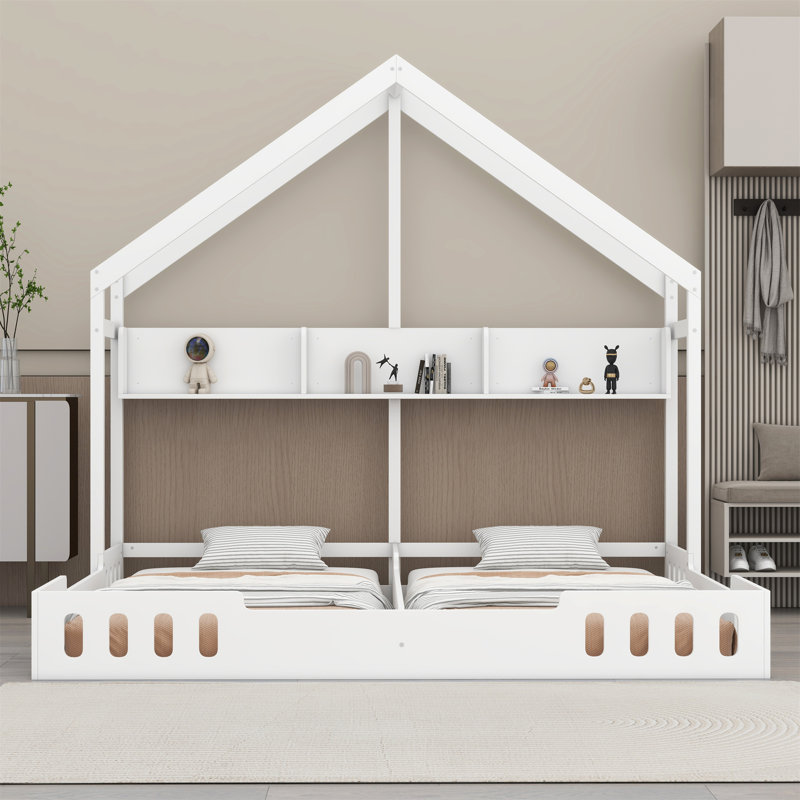 Lits plateforme Wood House, deux lits partagés avec tablettes et garde-corps