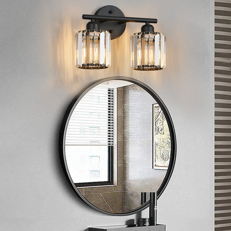 Applique murale verticale Kyneisha Modern Sand Black à 2 lumières en cristal, à placer au-dessus du miroir de la coiffeuse ou du lavabo. Compatible avec les ampoules à intensité variable (ampoules non comprises).