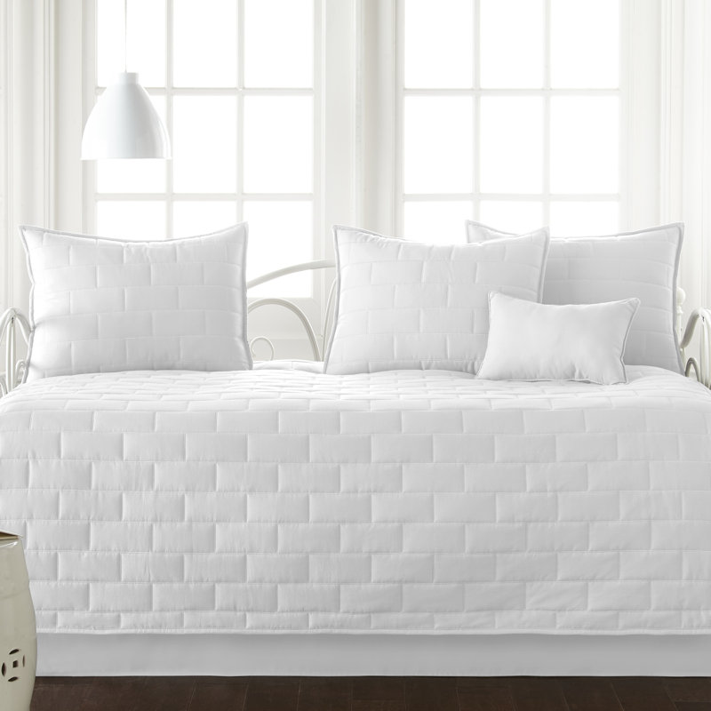 Ensemble de lit de jour 6 pièces Southshore Fine Linens Collection Brickyard, coloris Vilano blanc, en microfibre doublement brossée légère matelassée, comprenant 3 taies d'oreiller, un cache-sommier et un oreiller cervical, pour lit simple.