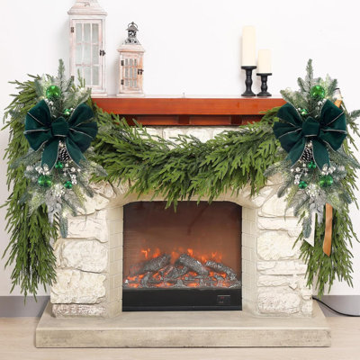 2 pièces de couronnes de Noël vertes, décorations suspendues sur des portes et des murs d'escalier, décorations intérieures et extérieures à piles pour les maisons, cadeaux des Fêtes