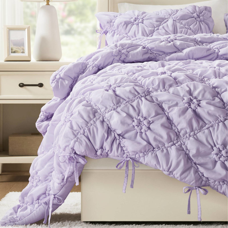 Édredon très grand mauve à motif floral avec attaches décoratives et broderie décontractée, confort douillet, utilisation toutes saisons, matelassage en microfibre lavable à la machine, motif douillet pour une bonne nuit de sommeil