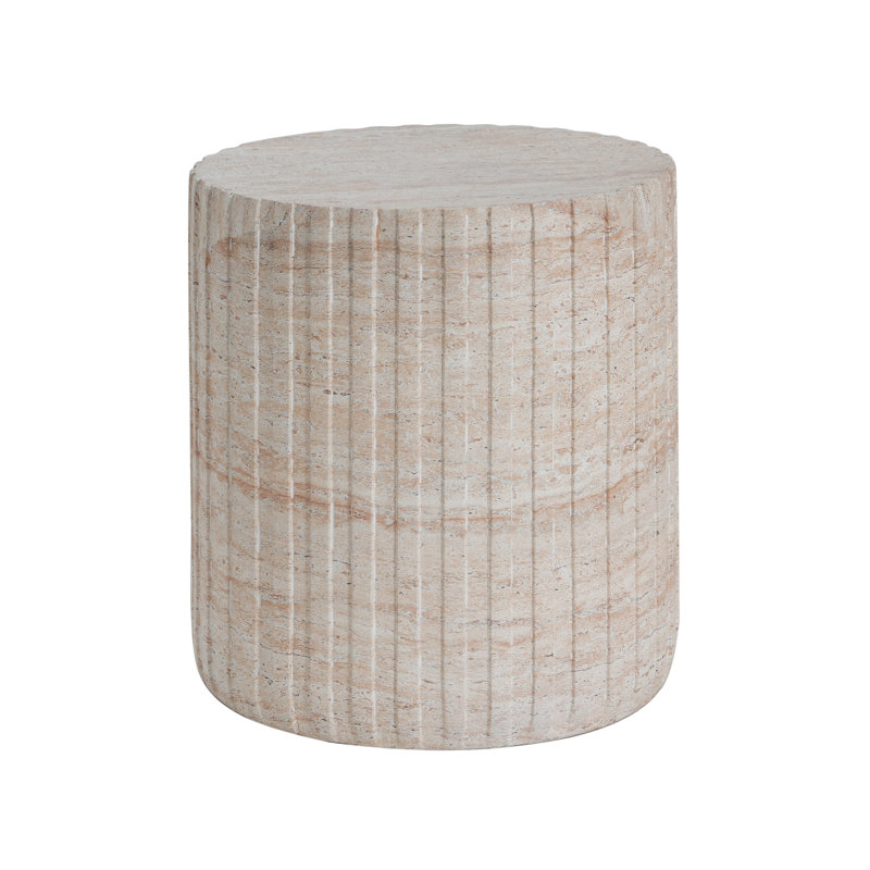 Table d'appoint légère en béton, large de 40 cm, idéale pour poser des objets à l'intérieur comme à l'extérieur. Design élégant, dimensions et tons neutres.