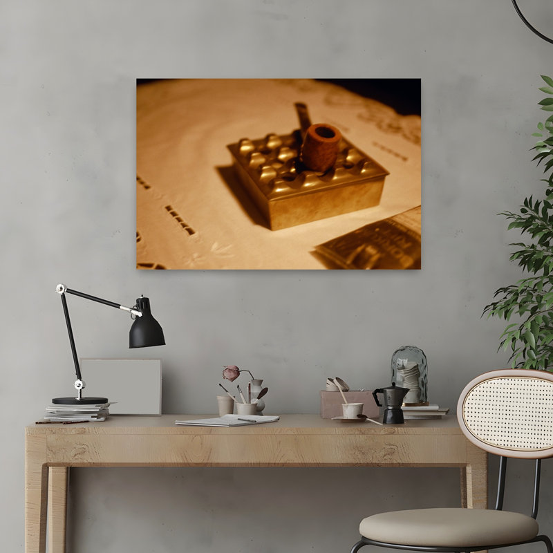 Gros plan d'une miniature sur une nappe fumant sur un napperon sur une table, art mural rétro, H 16 po x l 24 po