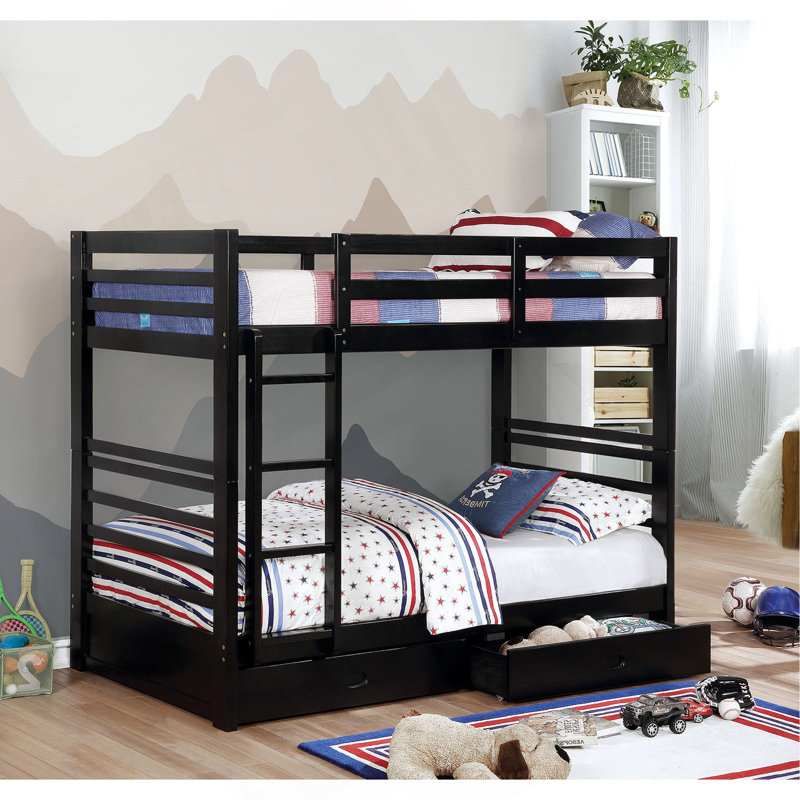 Lit classique au-dessus d'un lit superposé de style transitionnel avec échelle attachée à deux tiroirs 