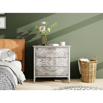 Armoire américaine à 3 tiroirs avec des caractéristiques distinctives. Pour la chambre à coucher, le salon, le bureau. Ornement de toit écorce. Texture transparente du bois, peinte à la main. Panneau. Glissière inférieure lisse. Poignée à motif doré. Antidérapant
