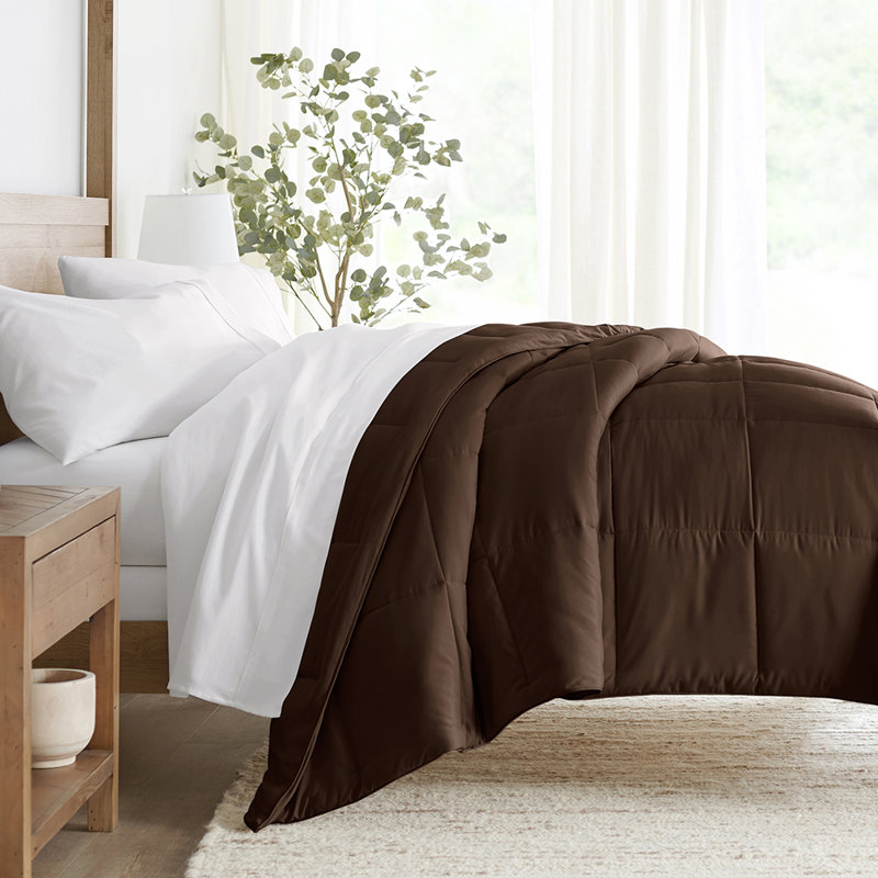 Édredon de couleur unie en microfibre légère toutes saisons en duvet synthétique ultra doux, Brun, Grand lit