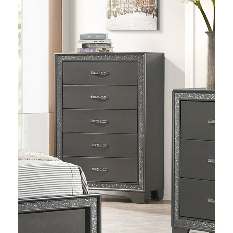 Commode contemporaine avec accents étincelants et cinq tiroirs, parfaite pour le rangement de chevet en finition brun foncé et gris