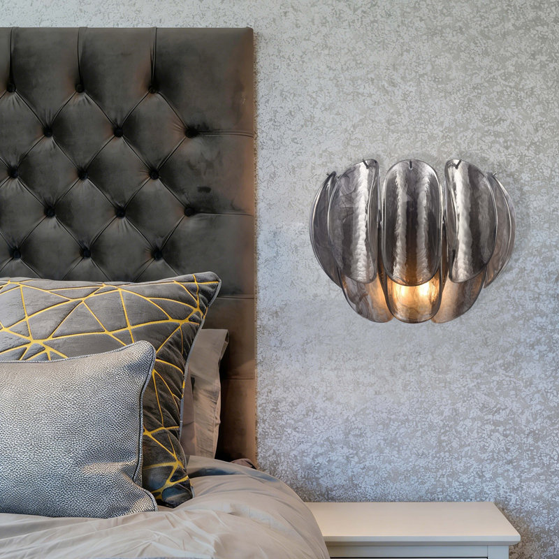 Applique murale 11,5 po en chrome poli avec verre incurvé gris foncé 11,5 po Chateau