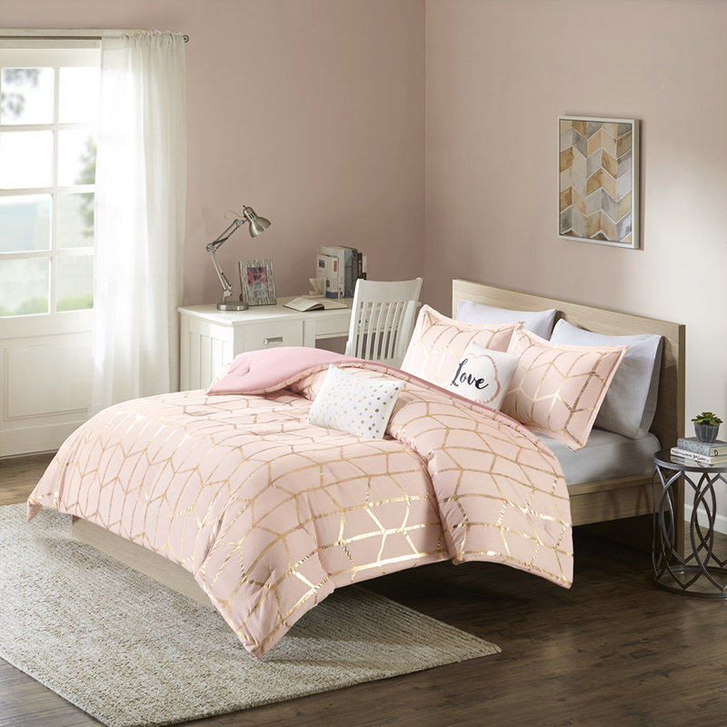 Édredon très grand rosé avec détails métalliques et taie décorative avec coussins décoratifs géométriques, Rosé / doré