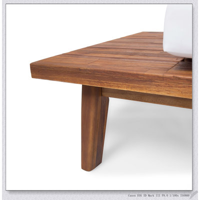 Canapé Hillcrest pour l'extérieur à 2 places avec bois d'acacia durable et coussins résistants à l'eau, parfait pour un décor moderne et traditionnel.
