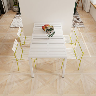 4 chaises à blocs de couleur à rayures modernes avec siège en PP imperméable blanc et jaune et pieds en métal, table de 55 pouces de long, utilisation intérieure / extérieure, métal de table léger, durabilité toutes saisons, structure rouille,