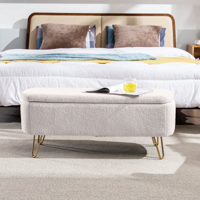 Banc de rangement blanc moderne avec rembourrage en fausse fourrure douce pour les pieds dorés et l'extérieur de la chambre à coucher