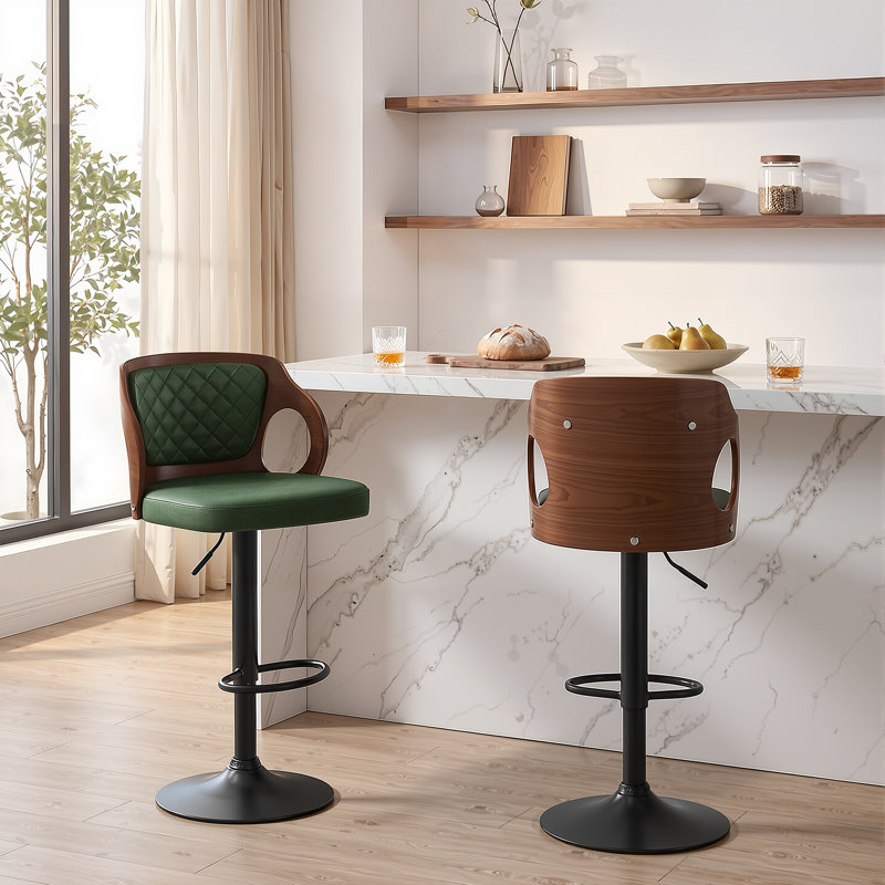 Ensemble de 2 tabourets de bar pivotants à hauteur réglable Ferriera, revêtus de similicuir, avec piètement en métal et repose-pieds. Style Mid-Century, idéal pour un îlot de cuisine, un bar, un pub, un café ou un bureau. Couleur : blanc.