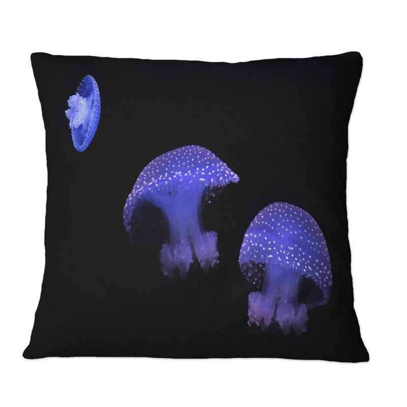 Coussin décoratif à imprimé méduse mauve sur fond noir, 16 po x 16 po