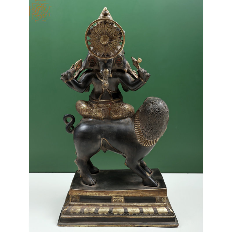 Heranas Ganesha assis sur un lion