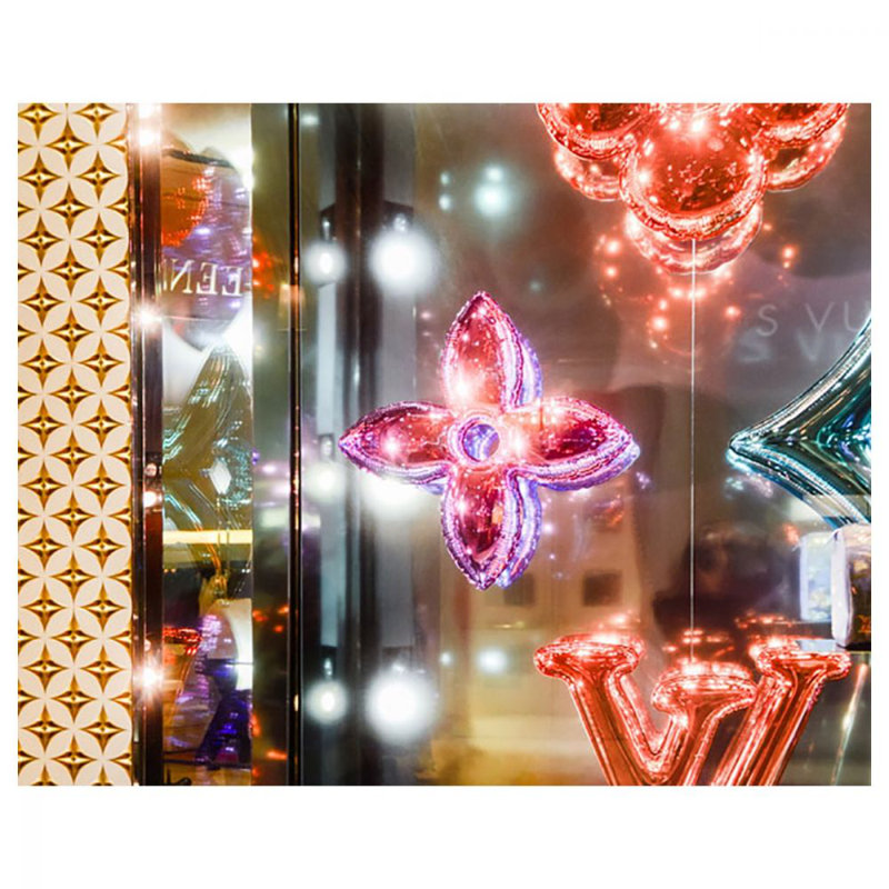 «Las Vegas Louis Vuitton Window Reflection # 1» par Andrea Hillebrand, reproduction de photo non encadrée sur métal
