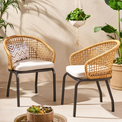 Chaise d'extérieur à la mode - tissage en PE brun, structure métallique, coussins moelleux de style contemporain, construction rouille, rembourrage confortable