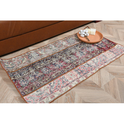 Tapis de porte turc rétro avec un design traditionnel avec des tons rouges et beiges rustiques pour une décoration intérieure unique