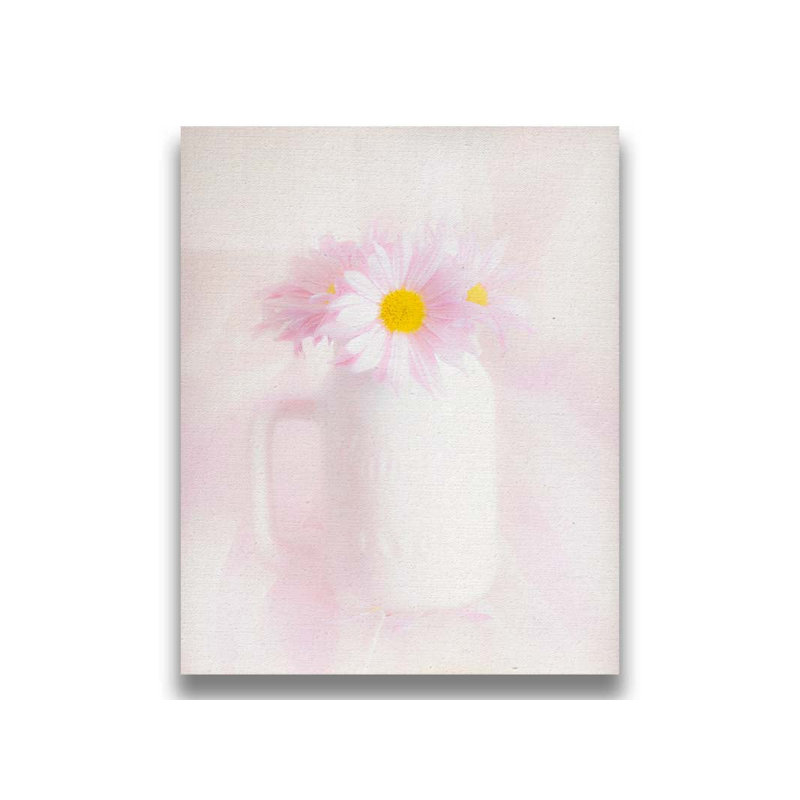 «Daisies in White Vase» par Hal Halli. Impression sur papier - Montée et encadrée, taille de l'image, H 44 po x l 54 po