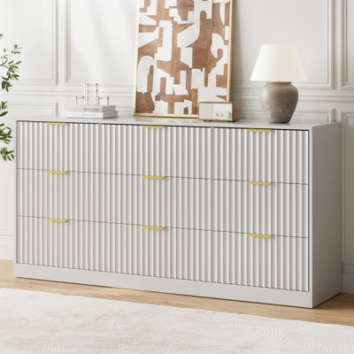 Commode cannelée pour chambre à coucher avec 9 tiroirs, commode moderne de 63 po de largeur avec poignée en métal, blanc