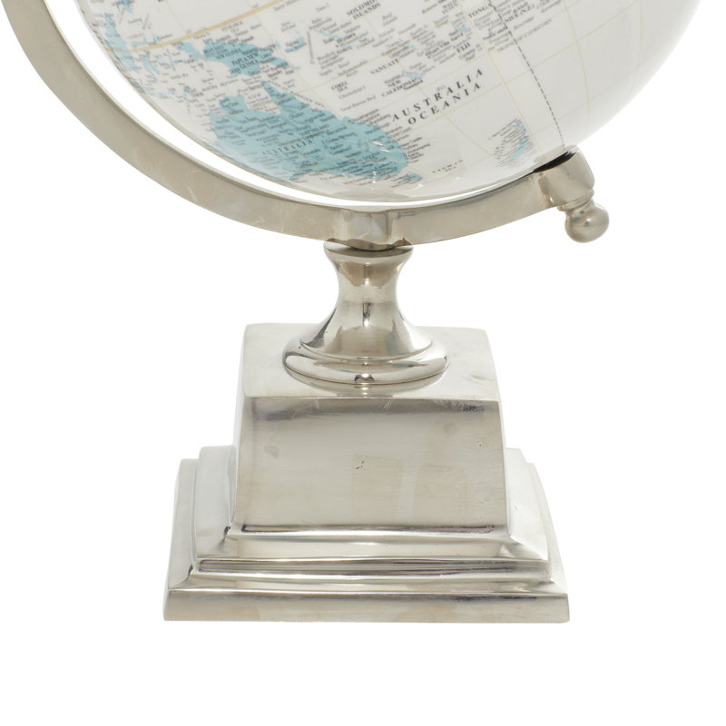 Amy Cole et globe gris
