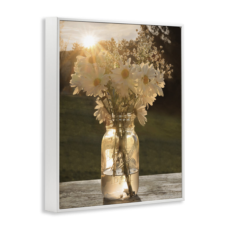 «Warm Meadow Daisies» Mason Jar, H 11 po x l 14 po, Estampe numérique encadrée blanc bord de mer