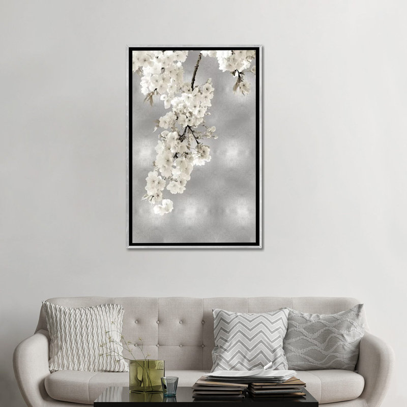 Reproduction d’art, "fleurs blanches sur argent II" par Kate Bennett, H 48 po x l 32 po x P 1,5 po, Toile avec cadre argenté