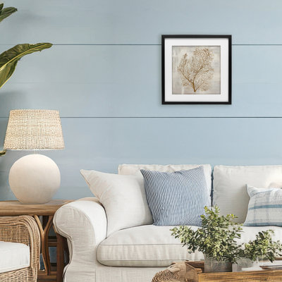 Reproduction botanique encadrée sous verre Beige Tides, design par Hannah Dawson