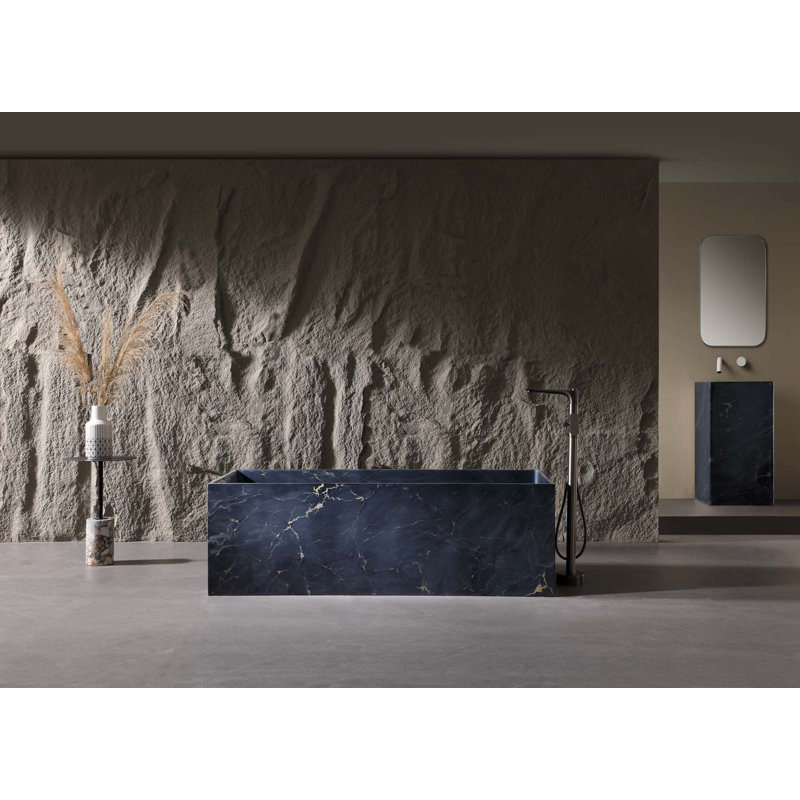 Baignoire autoportante 67 po rectangulaire noire matte et en résine Glod Veines avec dossier épais incliné 67 po