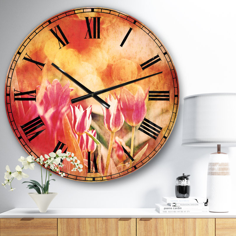 Tulipes sur fond rouge abstrait - horloge murale traditionnelle, Surdimensionné
