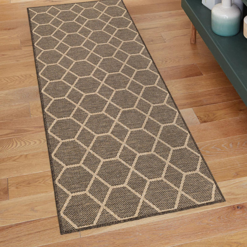 Tapis géométrique brun en polypropylène tissé à la machine Finbar, Tapis de couloir 2 pi 9 po x 8 pi