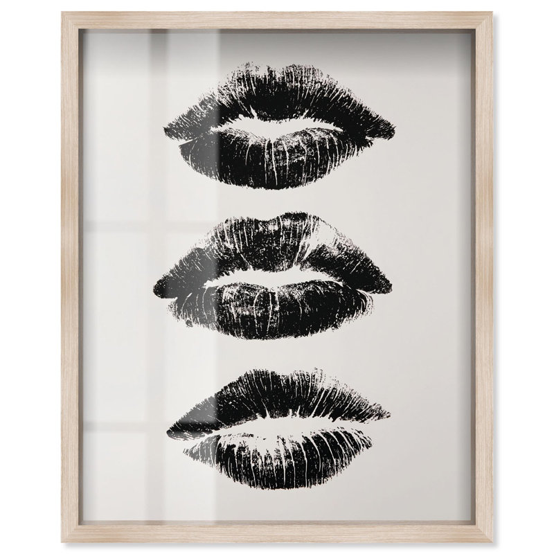 «Kiss Fashion Art Shadowbox Print» par Art Remedy, H 46 po x l 37 po, Crème