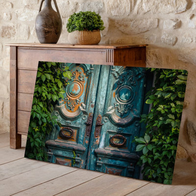 Toile une porte ornée patinée sur fond d'art lierre vert présentant une riche patine de sarcelle et de rouille
