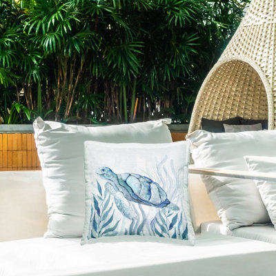 Coussin d'extérieur imprimé tortue de mer avec sourire subtil, design par Janet Tava