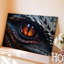 Toile vue de près d'un œil de dragon mettant en vedette des échelles complexes qui reflètent une surface texturée foncée avec des notes pour l'art mural sur toile-1575068445