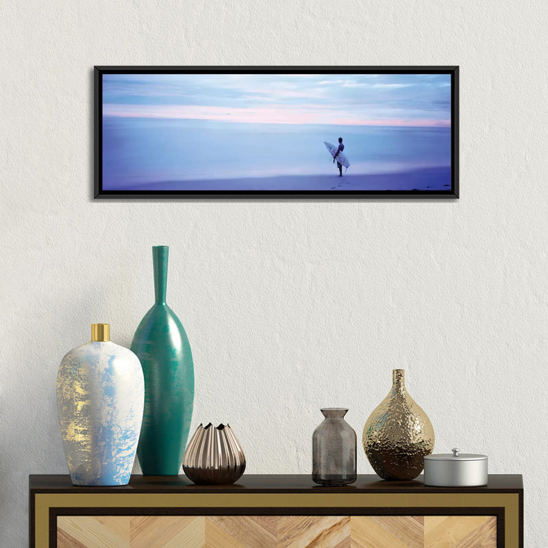 «Man with Surfboard on Beach Costa Rica», reproduction de photo sur toile, H 12 po x l 36 po x P 1,5 po