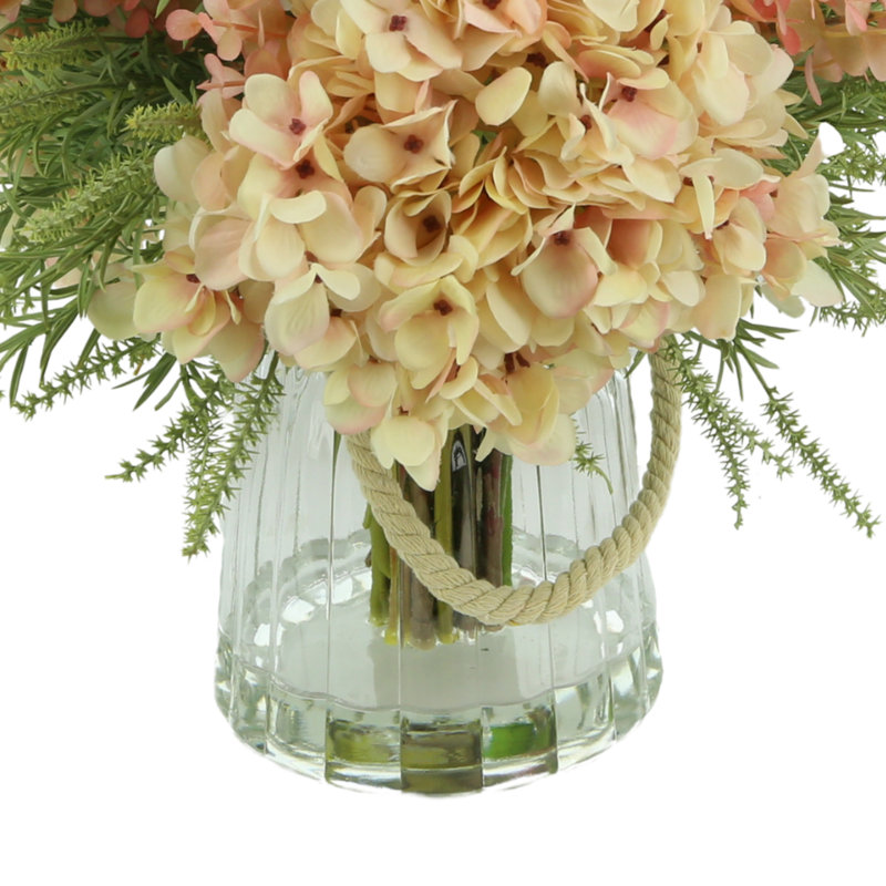 Arrangements floraux mixtes dans un vase