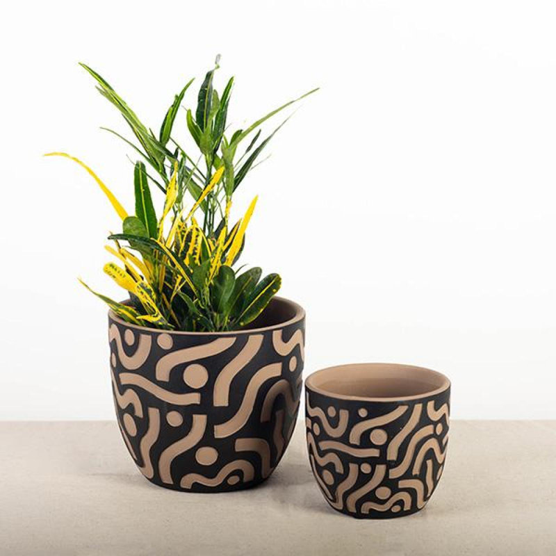 Ensemble de 2 jardinières en terre cuite noire avec motif aztèque