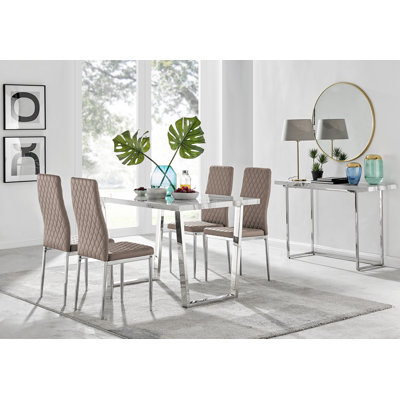 Ensemble repas pour quatre personnes