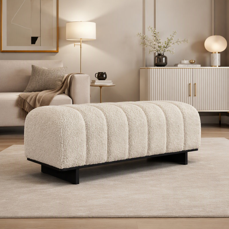 Banc de salle à manger d'intérieur recouvert de fausse fourrure douce et doté de pieds robustes en bois d'hévéa pour des solutions d'assise confortables et polyvalentes.