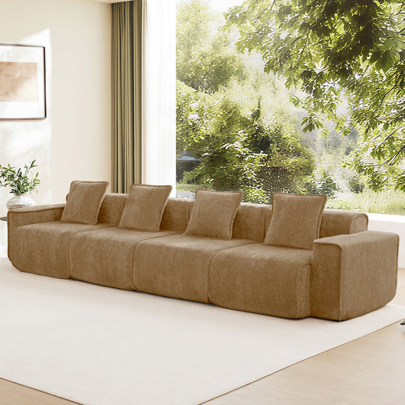 Canapé moderne 4 places sans dossier, en velours marron avec passepoil français, livré monté, avec coussins moelleux et assise modulable et spacieuse.