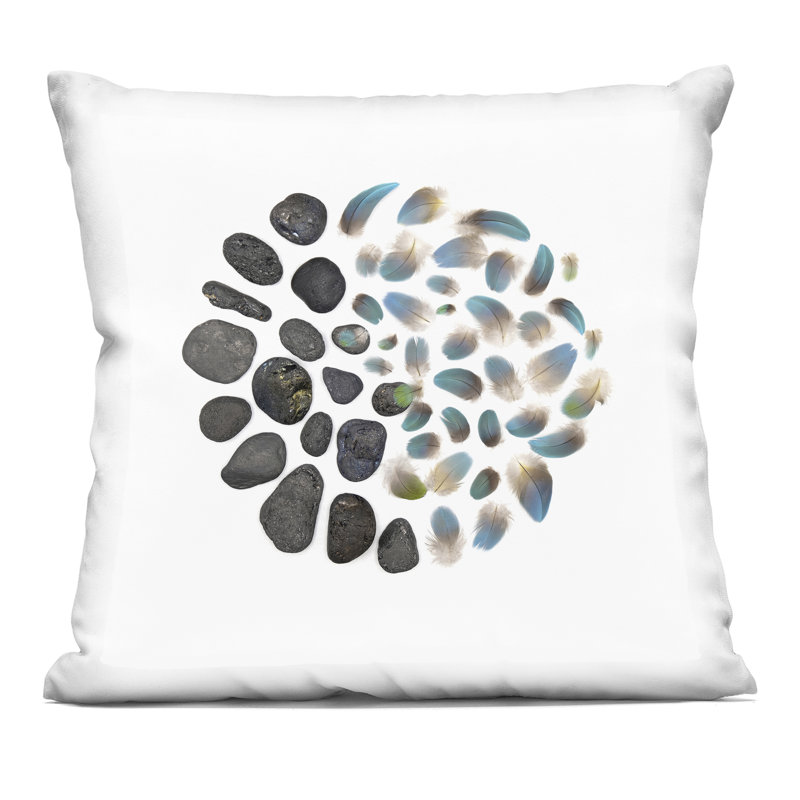 Coussin décoratif imprimé de la collection Feathers & Rocks, design par Beth Adoette