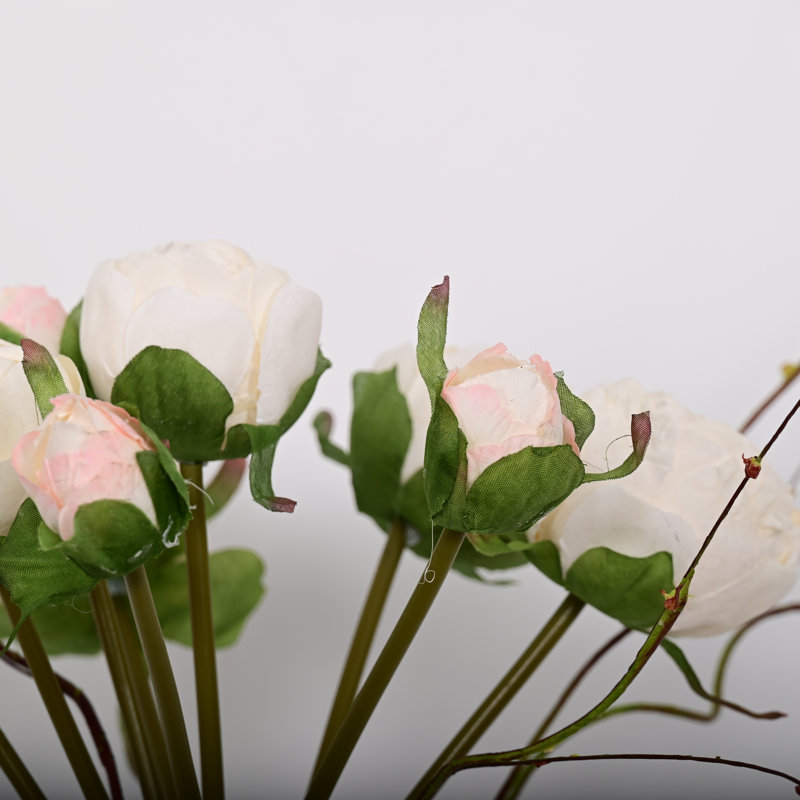 Arrangement floral de ferme artificielle, fleurs de pivoines dans un vase avec de l'eau artificielle pour les centres de table de salle à manger