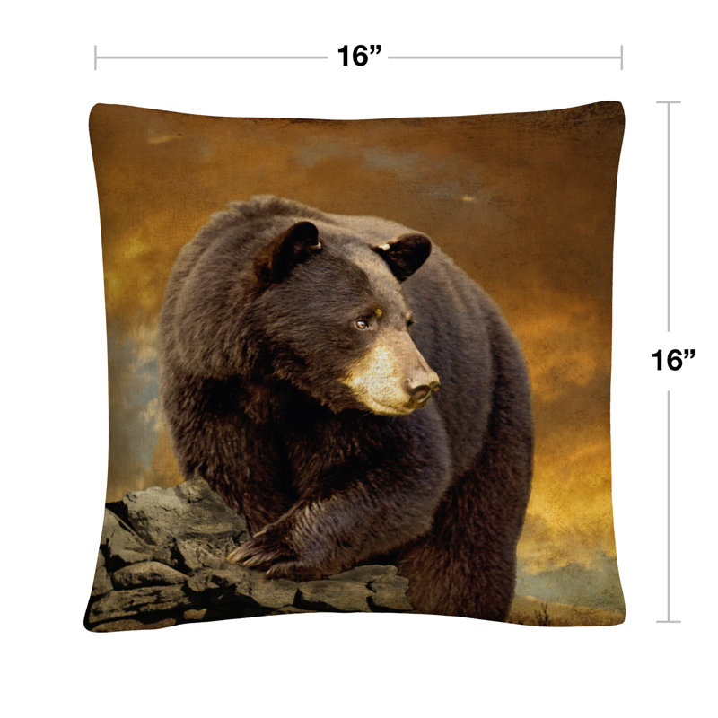 Coussin décoratif 16 x 16 «The Bear Went Over The Mountain» par Lois Bryan