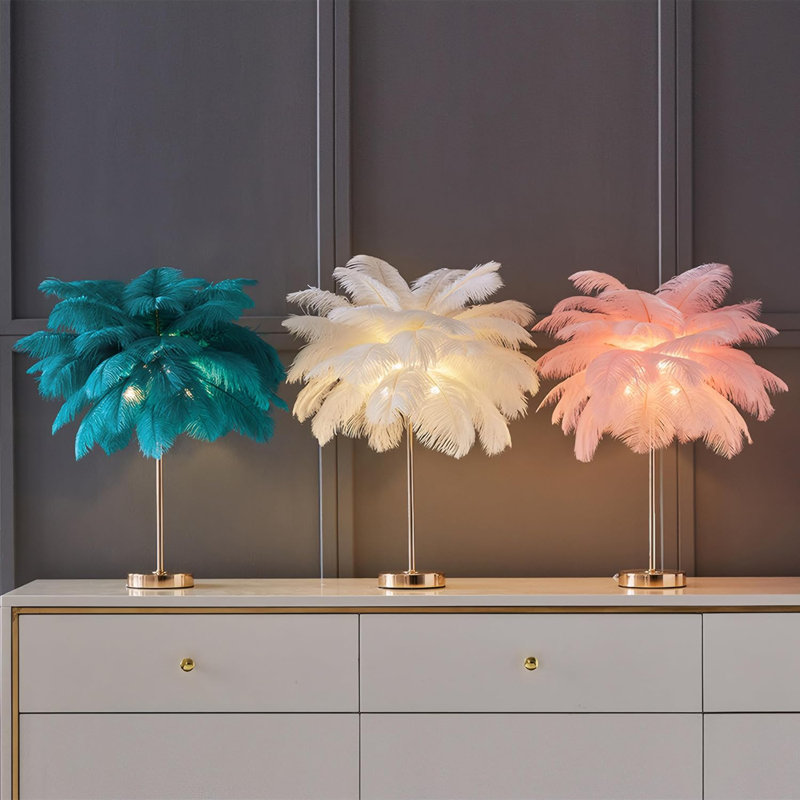 Élégante lampe en plumes d'autruche avec 3 modes de température de couleur, 40 plumes tissées à la main et une base dorée, parfaite pour le chevet ou la décoration de chambre
