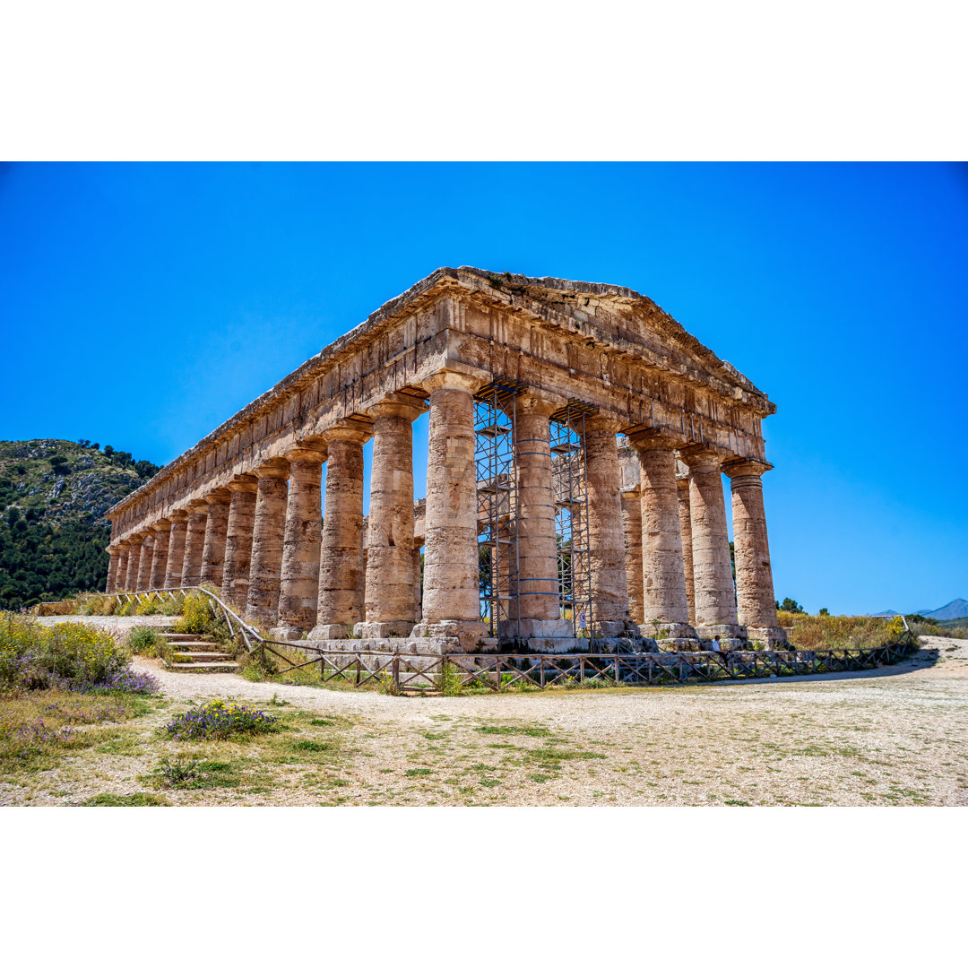 Alter griechischer Tempel in Segesta von 4zoom4 - Leinwanddrucke