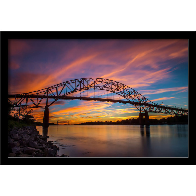«Cape Cod Bourne Bridge at Sunset» par Wayne Collamore - impression encadrée, L 14,5 po x H 11,5 po
